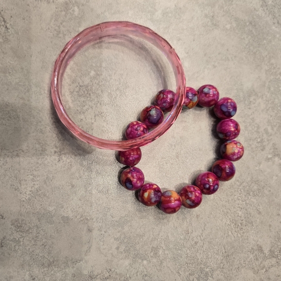 5 pink bracelets, 4 are elastic and one is a resin bangle. - Picture 2 of 2